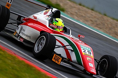 Mick Schumacher nekiment az első helyezettnek és azonnal kiesett (videóval)