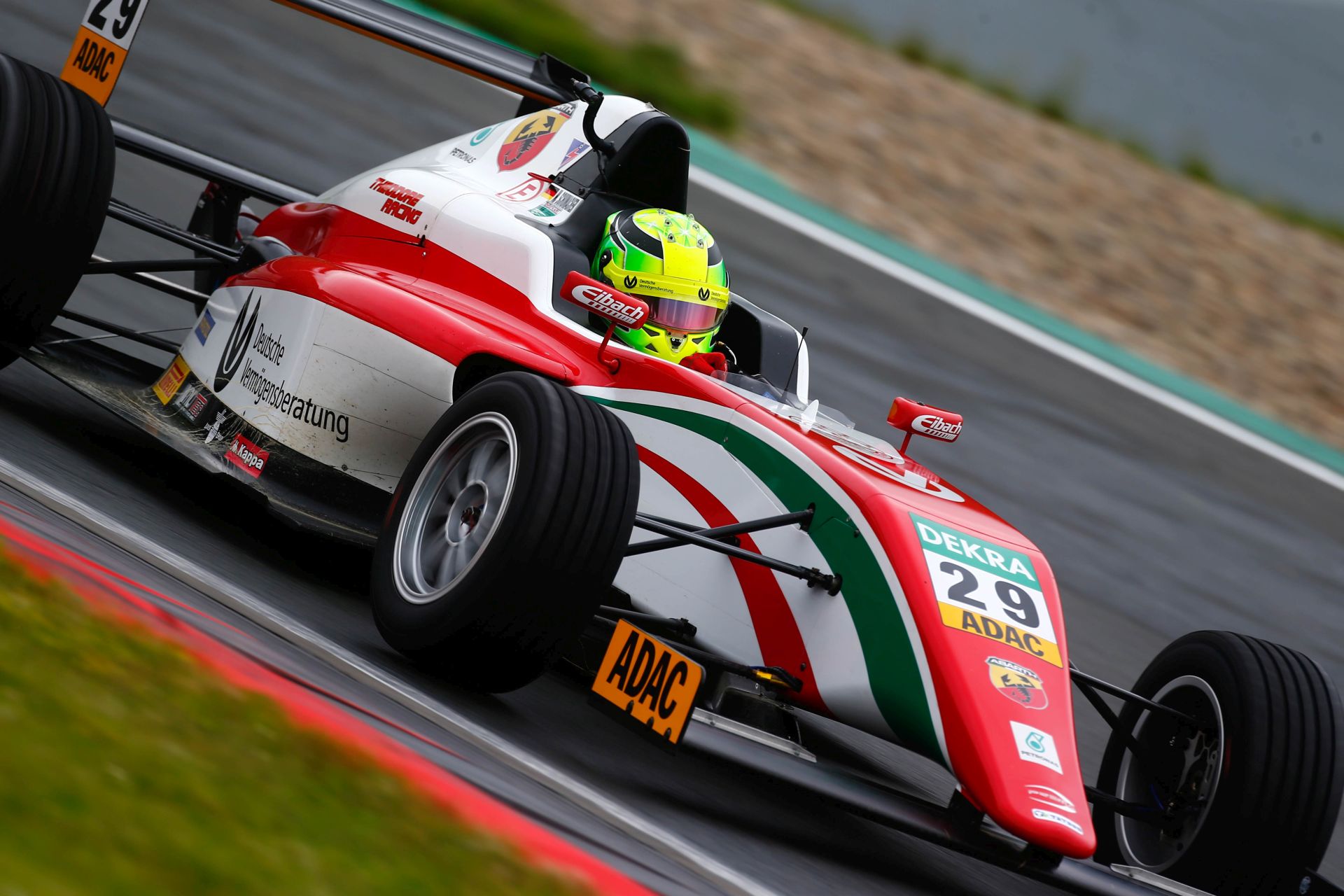Mick Schumacher nekiment az első helyezettnek és azonnal kiesett (videóval)
