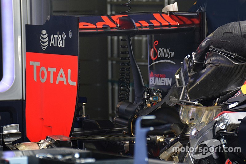 Red Bull Racing: le paratie laterali dell'ala posteriore sono senza slot