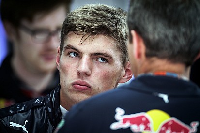 Charlie Whiting muestra "tarjeta amarilla" a Verstappen