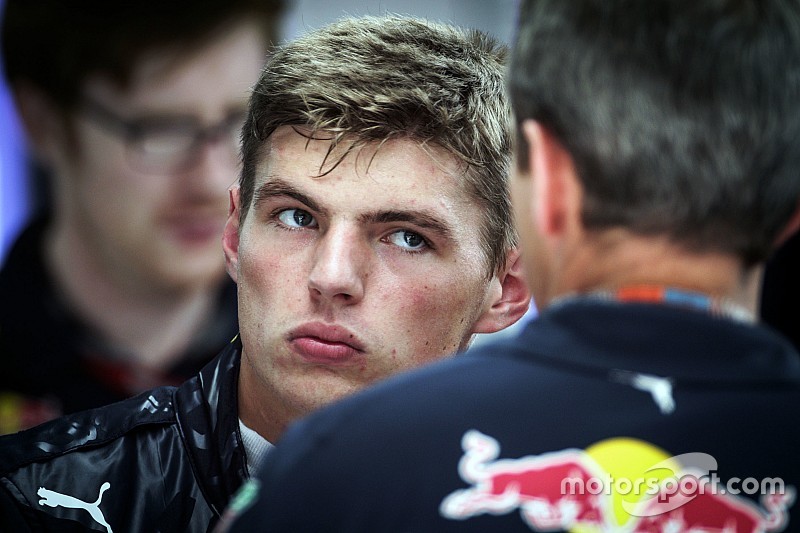 Charlie Whiting muestra "tarjeta amarilla" a Verstappen
