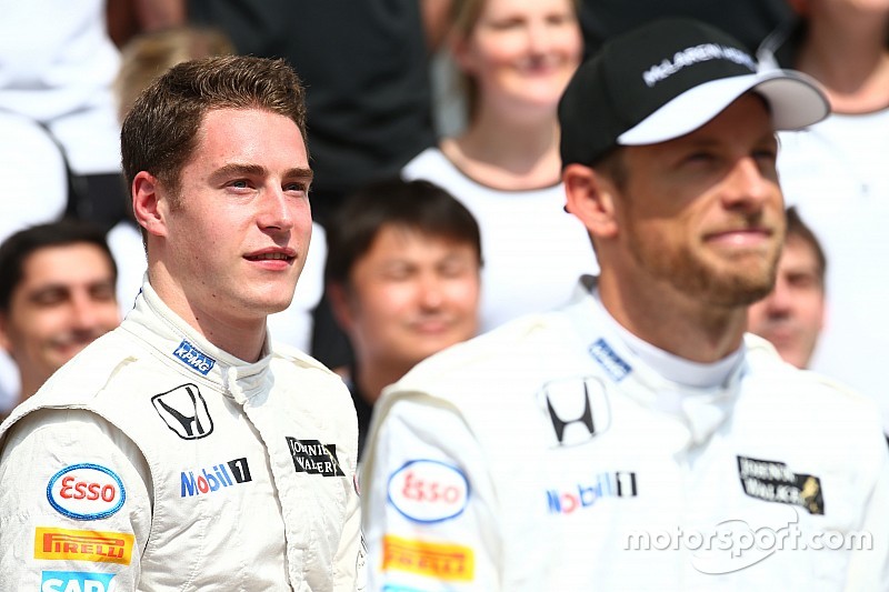 Stoffel Vandoorne, McLaren, Test- und Ersatzfahrer, mit Jenson Button, McLaren, beim Teamfoto