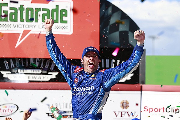 Sadler vence en Darlington y dedica la victoria a Dale Jr; Suárez, tercero