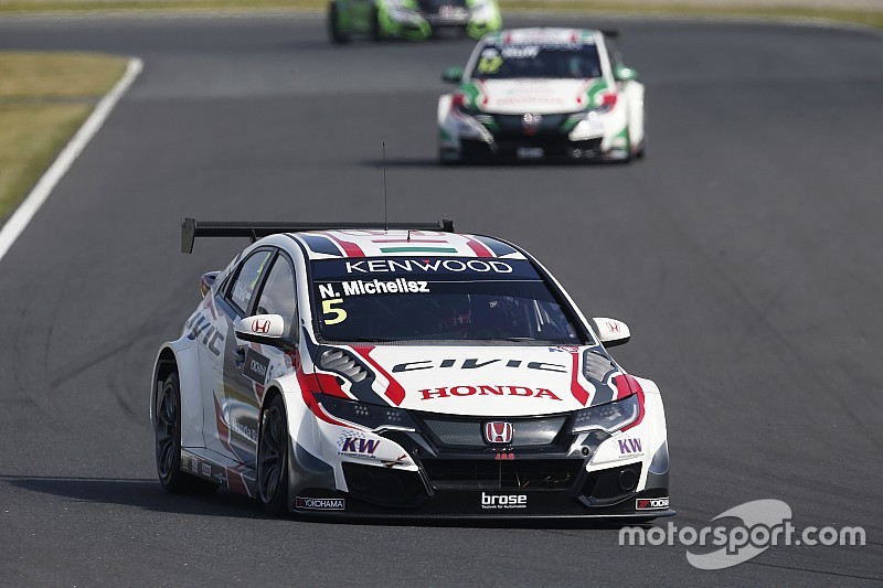 Course 1 - Michelisz s'impose, triplé Honda à domicile