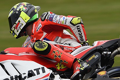 La Ducati agarrota a sus pilotos