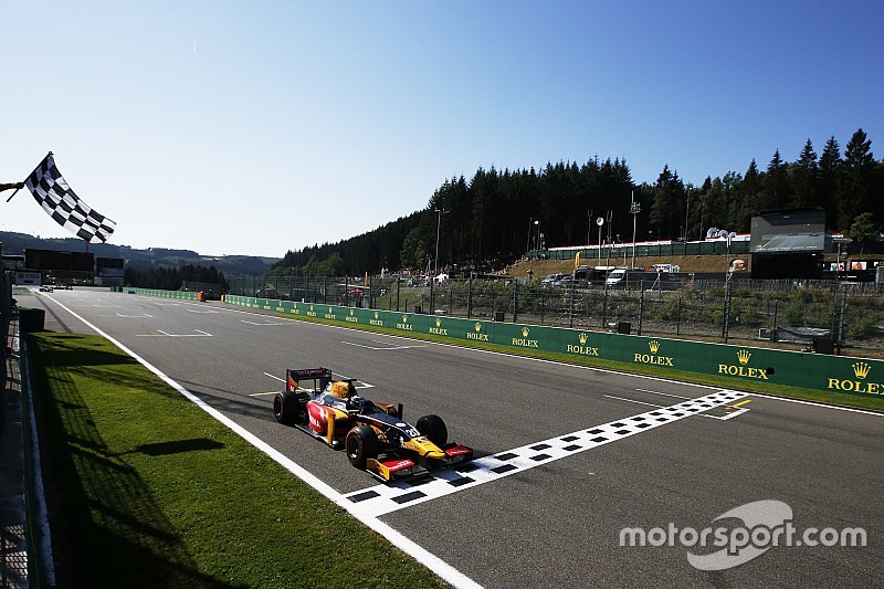 Após vitória em Monza, Giovinazzi testa simulador da Ferrari