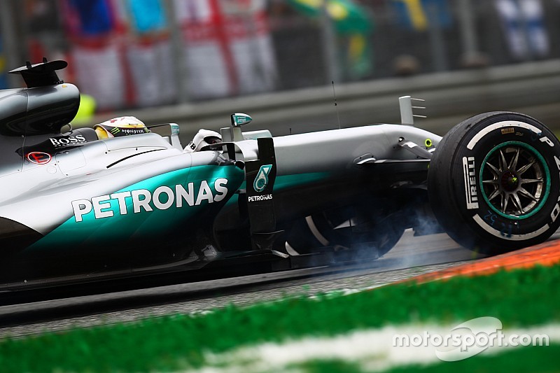 Mercedes, 2015'teki büyük farkın ardından Singapur'a emin gitmiyor