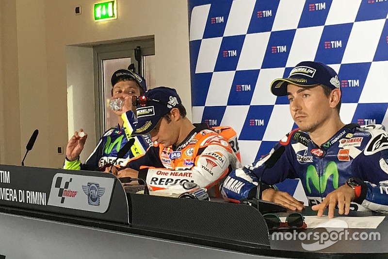 Rossi y Lorenzo se enzarzan en una discusión en rueda de prensa