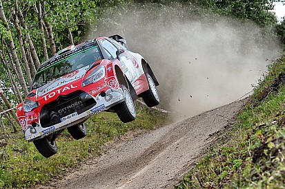 Kris Meeke, Craig Breen, dan Khalid Al-Qassimi bersiap untuk Reli Finlandia