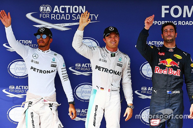 Peraih pole Nico Rosberg, Mercedes AMG F1, posisi kedua Lewis Hamilton, Mercedes AMG F1, posisi keti