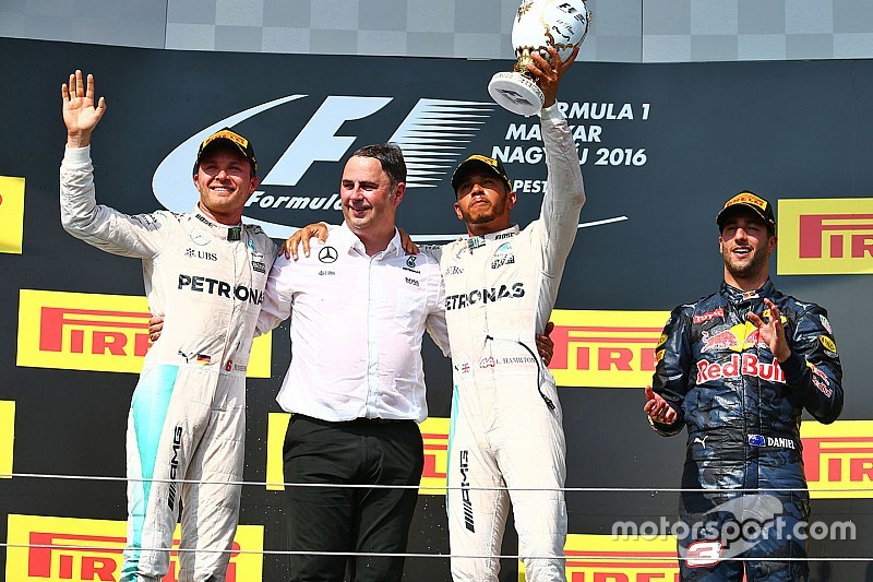 Podium: Pemenang balapan Lewis Hamilton, Mercedes AMG F1 Team, posisi kedua Nico Rosberg, Mercedes A