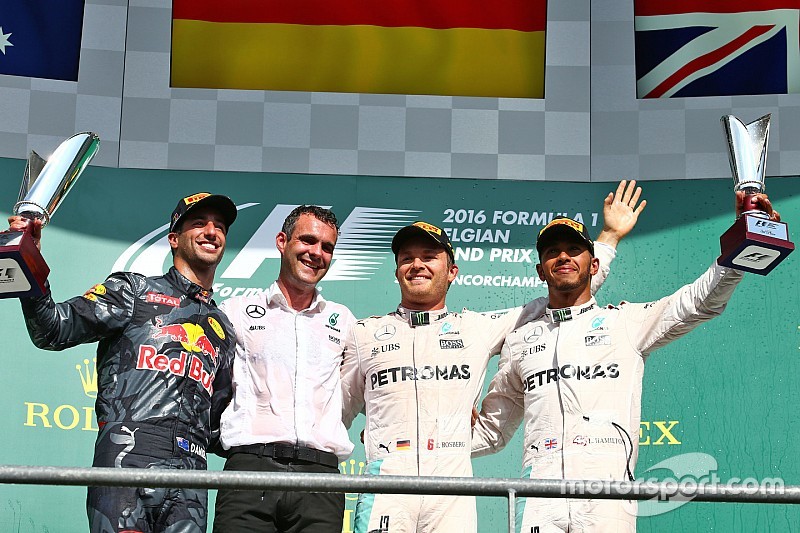 podium (Kiri ke Kanan): Posisi kedua Daniel Ricciardo, Red Bull Racing; Pemenang balapan Nico Rosber