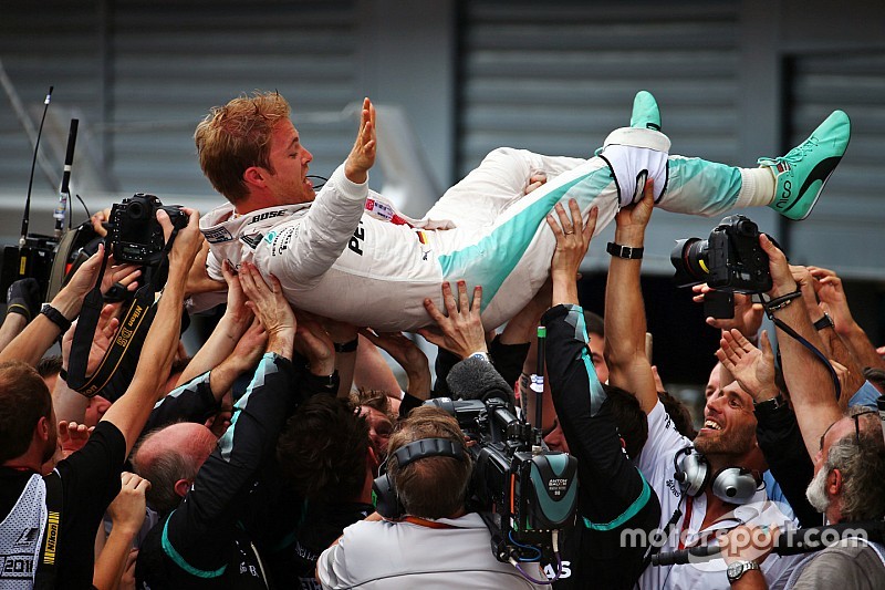 Race winner Nico Rosberg, Mercedes AMG F1 celebrates with the team in parc ferme