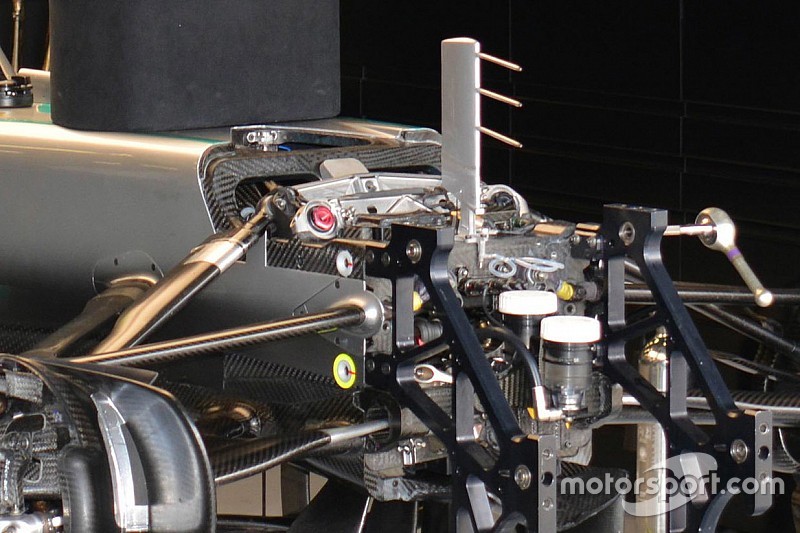 Mercedes: fa discutere il telaio della W07 Hybrid in due parti
