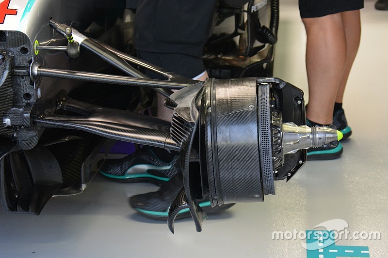 Mercedes: resta aperto il cestello dei freni anteriore
