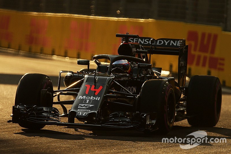 Fernando Alonso, McLaren MP4-31, mit Cockpitschutz Halo