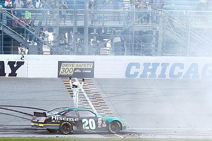 Jones aproveita azar de Kyle Busch e vence em Chicagoland