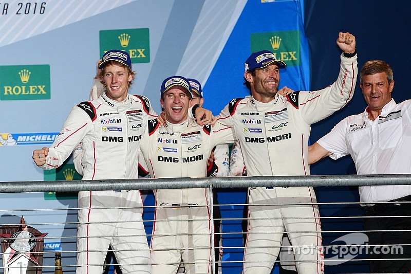 Podyum: yarış galibi Timo Bernhard, Mark Webber, Brendon Hartley, Porsche Team