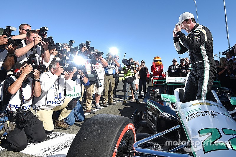 Polesitter Simon Pagenaud, Team Penske Chevrolet celebrates