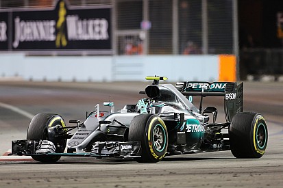 Rosberg grijpt leiding in WK met zege in Singapore, Verstappen zesde