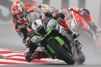 Rea vince al Lausitzring, Sykes cade: sfuma la rincorsa al titolo?