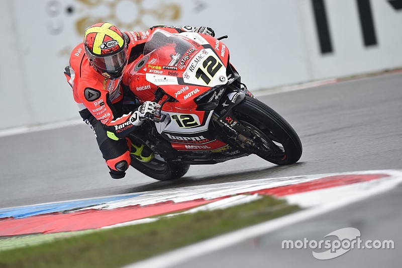 Rea se impone bajo el diluvio en Lausitzring; primer podio para Forés