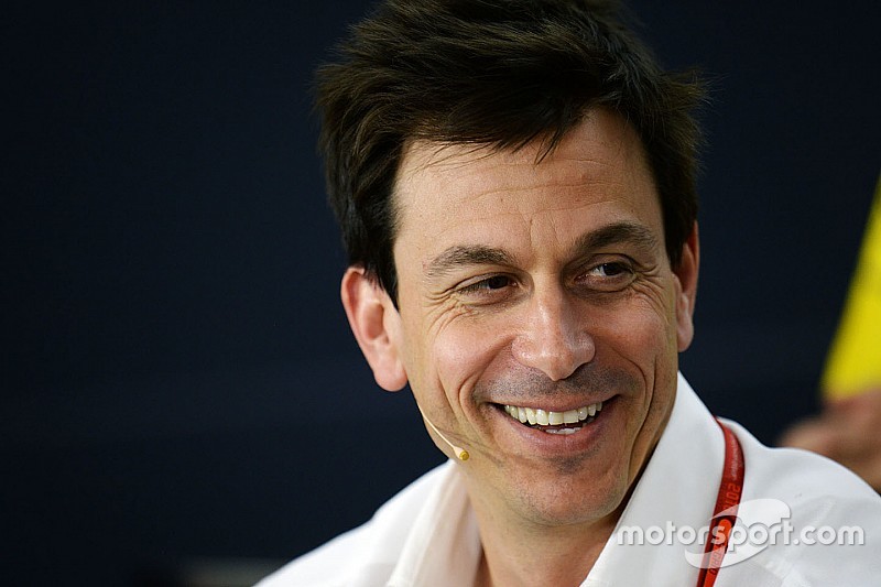 Wolff over opmars Ricciardo: "Plasten bijna in ons broek aan het einde"
