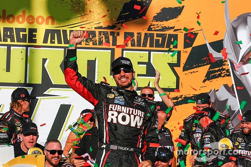 En la prórroga, Truex Jr. vence en la apertura del Chase