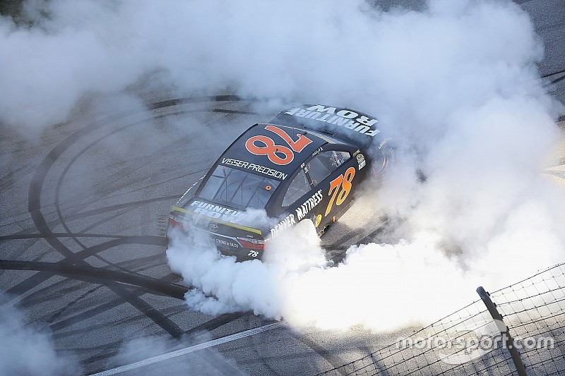 Truex reprueba inspección posterior a la carrera nuevamente