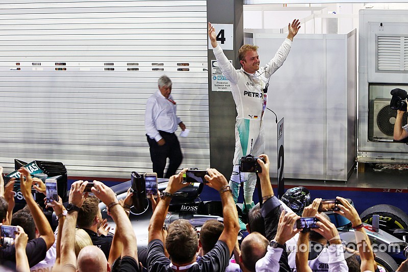 Ganador de la carrera Nico Rosberg, de Mercedes AMG F1 celebra en parc ferme