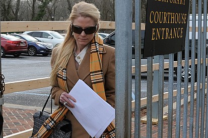 La ex novia del piloto de la NASCAR Kurt Busch acusada de fraude