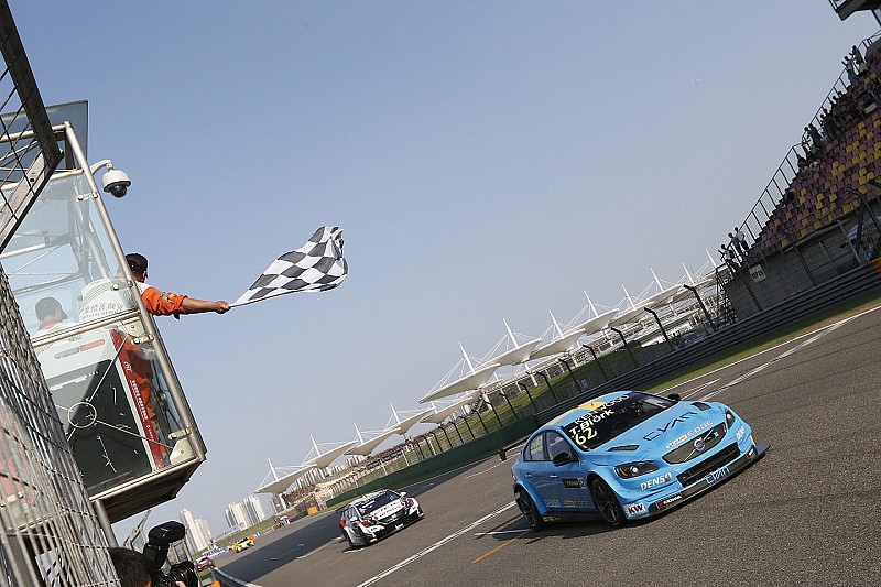 Podium: le vainqueur Thed Björk, Polestar Cyan Racing, Volvo S60 Polestar TC1