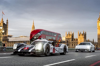 Mark Webber pilote la Porsche LMP1 dans les rues de Londres !