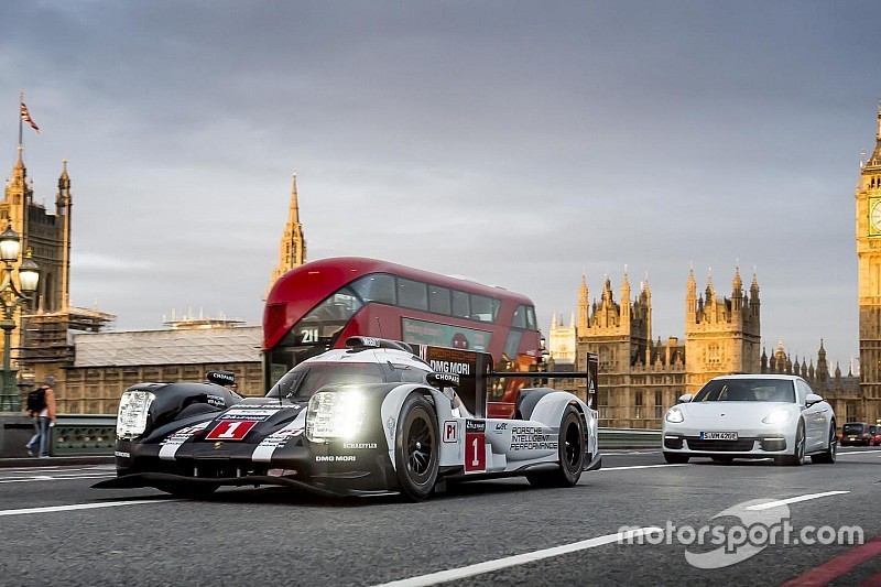 Mark Webber conduce un Porsche LMP1 por Londres
