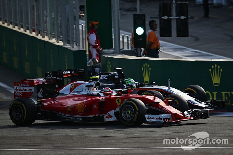 Kimi Räikkönen, Ferrari SF16-H et Nico Hülkenberg, Sahara Force India F1 VJM09 en lutte pour une position