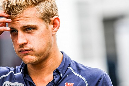 Ericsson frise la catastrophe dans un accident... avec un poulet !