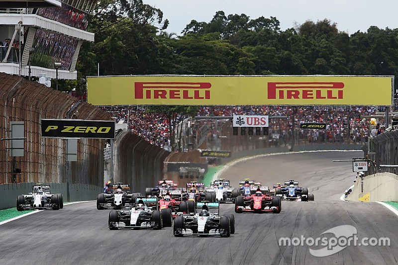 Inicio: Nico Rosberg, Mercedes AMG F1 y Lewis Hamilton, Mercedes AMG F1 lideran