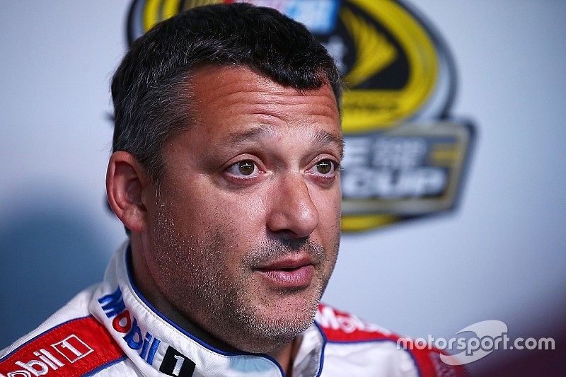 Stewart cansado de luchar con NASCAR