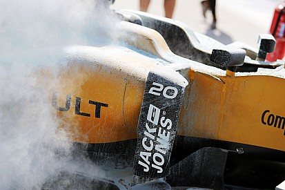 Mobil Magnussen terbakar, sesi latihan sempat tertunda