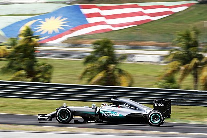 Hamilton dá troco em Rosberg e lidera sexta-feira na Malásia