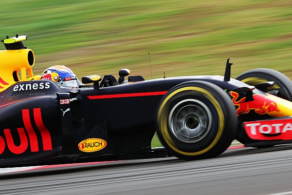 Verstappen s'incline face à Ricciardo mais complète le doublé Red Bull