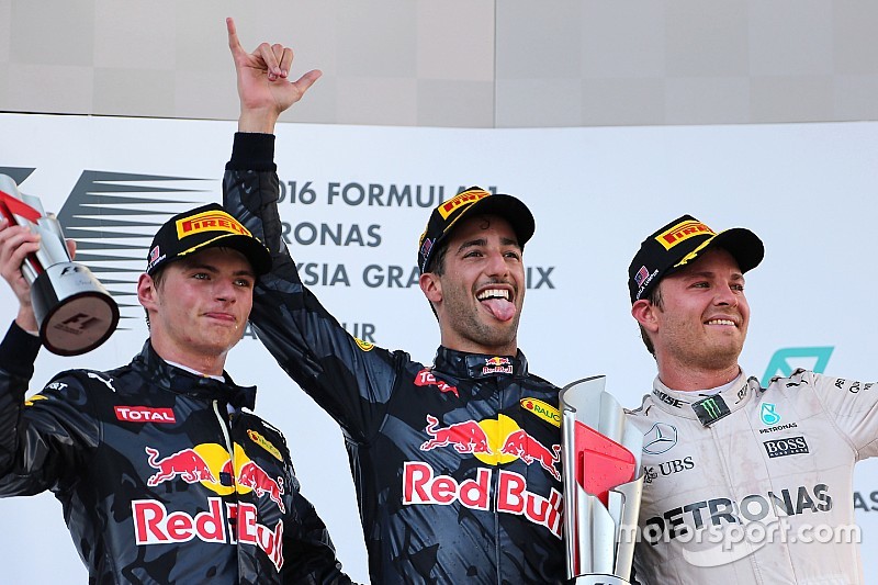 Podium: Second place Max Verstappen, Red Bull Racing, race winner Daniel Ricciardo, Red Bull Racing 