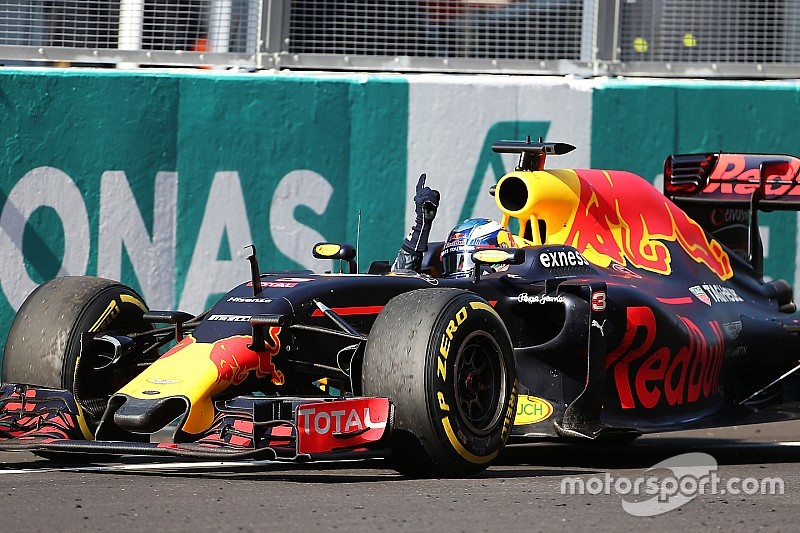 F1マレーシアGP決勝:リカルド優勝でレッドブル1-2! ハミルトンは悲劇のエンジンブロー
