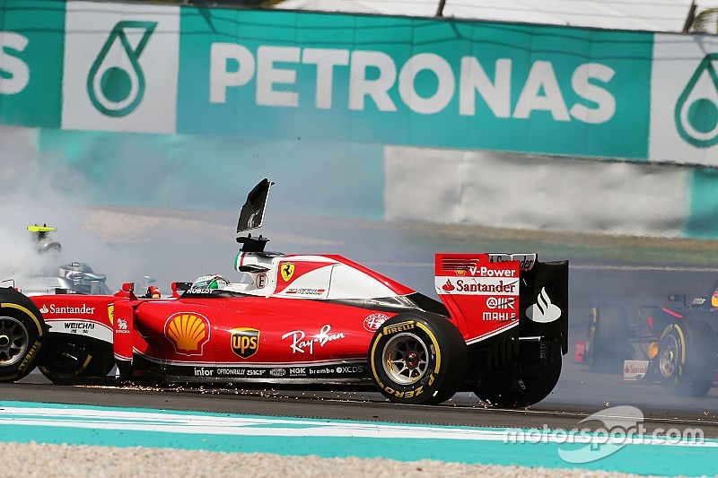 Sebastian Vettel, Ferrari SF16-H et Nico Rosberg, Mercedes AMG F1 W07 Hybrid se touchent au départ