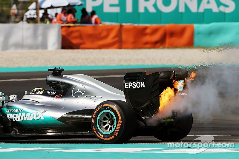 Lewis Hamilton, Mercedes AMG F1 valt uit met opgeblazen motor