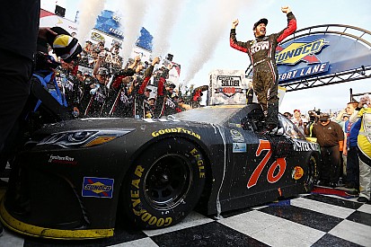 Secondo centro nella Chase for the Cup per Martin Truex Jr a Dover