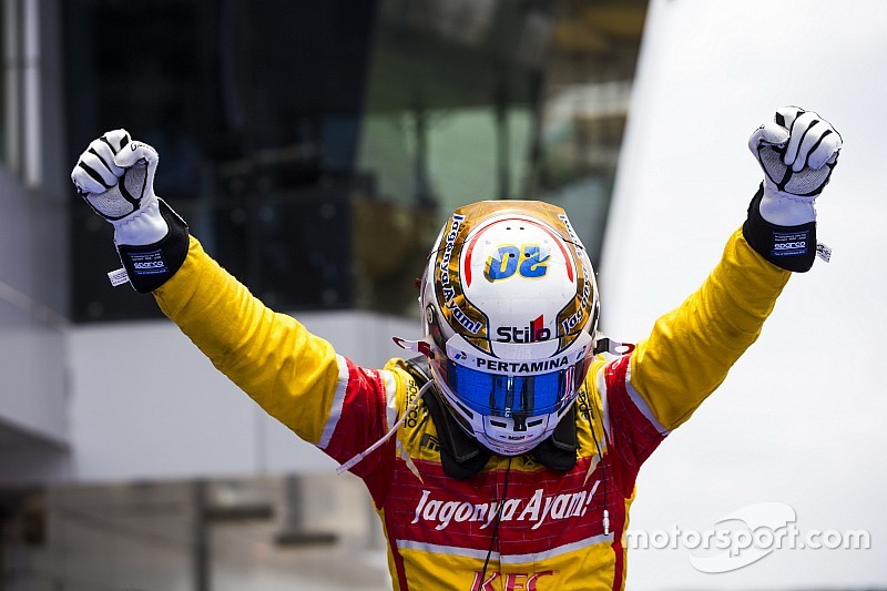 Le vainqueur Antonio Giovinazzi, PREMA Racing