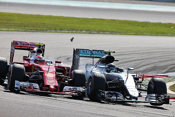 Raikkonen perdió tres décimas por vuelta tras el toque de Rosberg