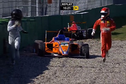 VÍDEO: Piloto foge de rival para não apanhar na F4 alemã
