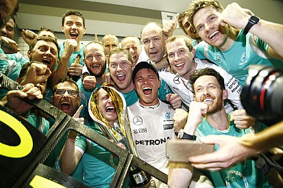 Ennyi volt, eldőlt a vébé: Rosberg az új világbajnok